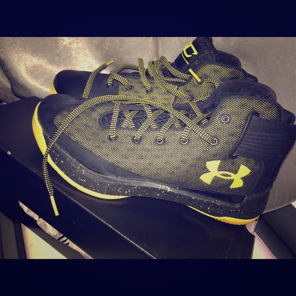 Woman’s Under Armour Sneakers